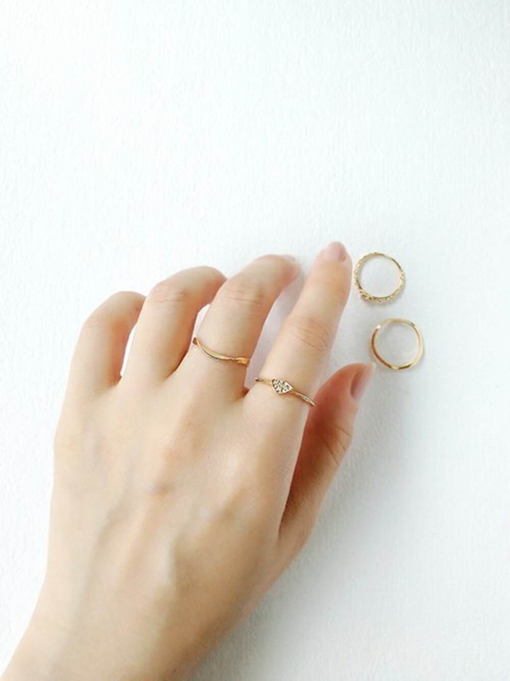 ブラウン系のリング、ゴールド系のリングを着用したレディースの春コーディネートの1枚目の写真