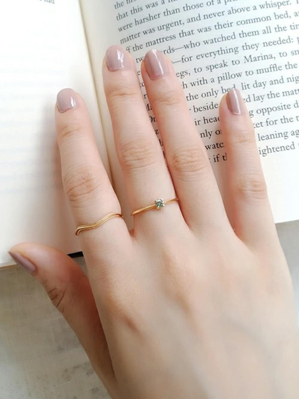 ゴールド系のリング、グリーン系のリングを着用したレディースの春コーディネートの1枚目の写真