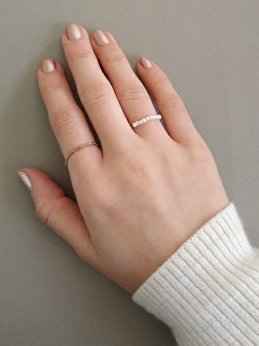 ゴールド系のリング、ゴールド系のリングを着用したレディースの春コーディネートの1枚目の写真