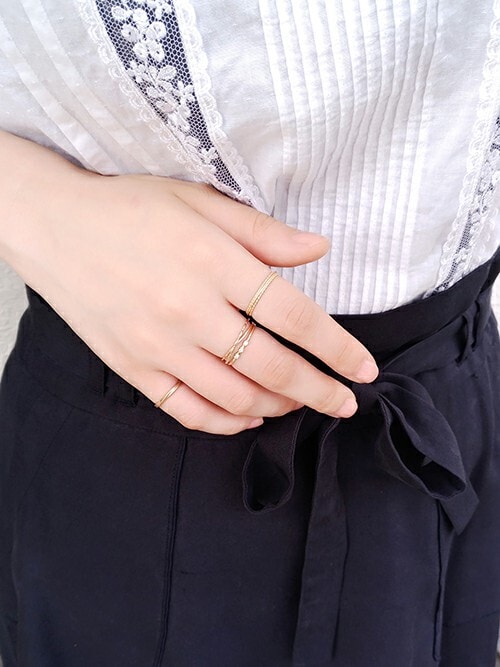 NOIR DE POUPEE（ノワールドプーペ）の「K10 3粒ダイヤ スクエアリング