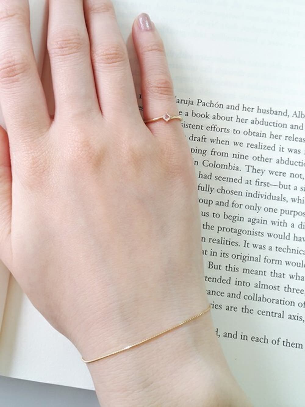 ホワイト系のリング、ゴールド系のブレスレットを着用したレディースの夏コーディネートの1枚目の写真