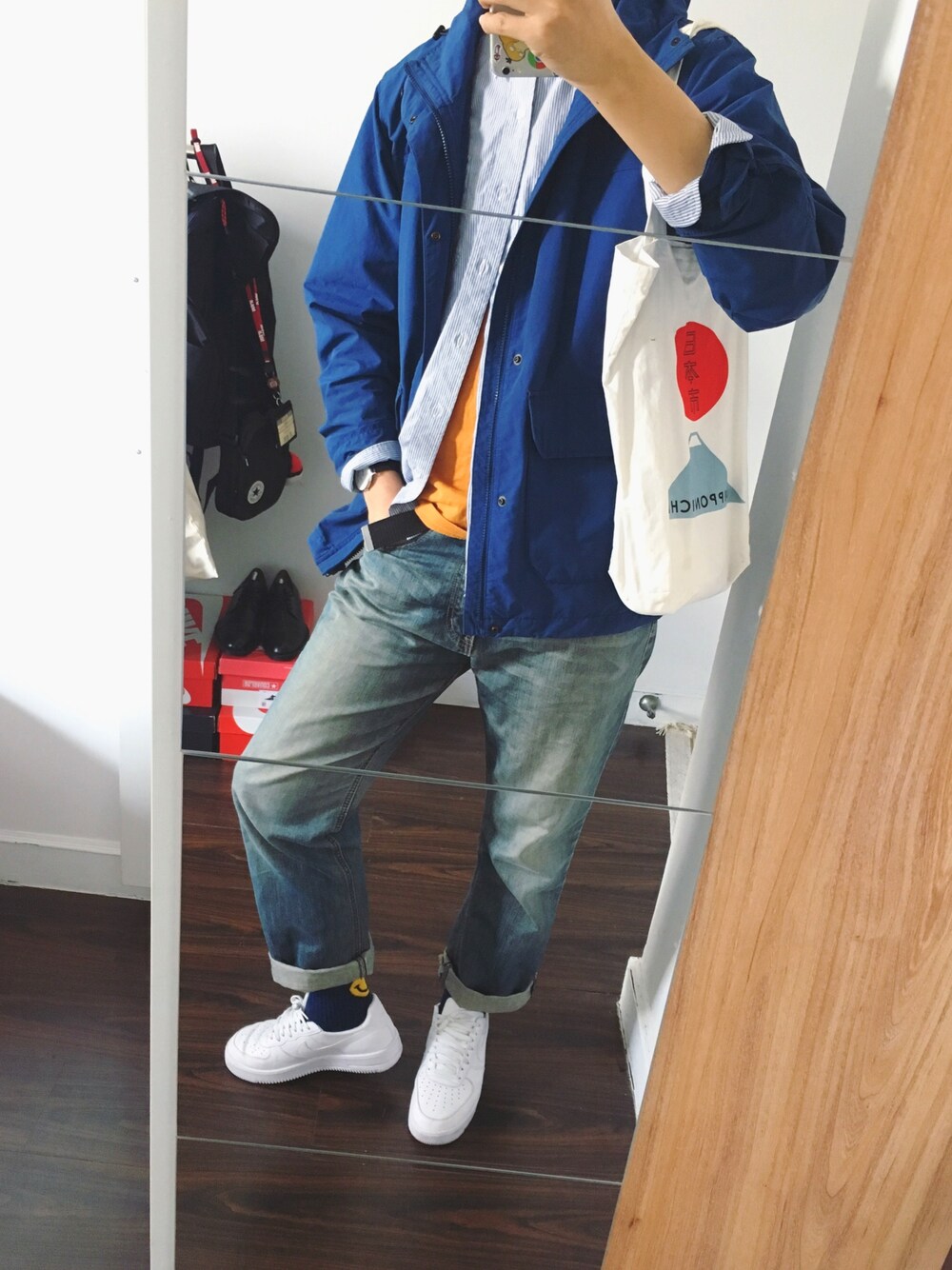 「無印良品のアイテム（マウンテンパーカー、ブルー系）」を使った、张崎霆さん（メンズ・187cm）の春コーディネートの1枚目の写真