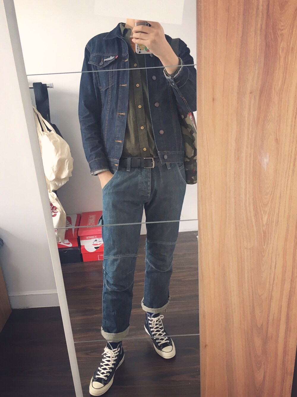 「Dickiesのアイテム（デニムパンツ、ブルー系）」を使った、张崎霆さん（メンズ・187cm）の春コーディネートの1枚目の写真