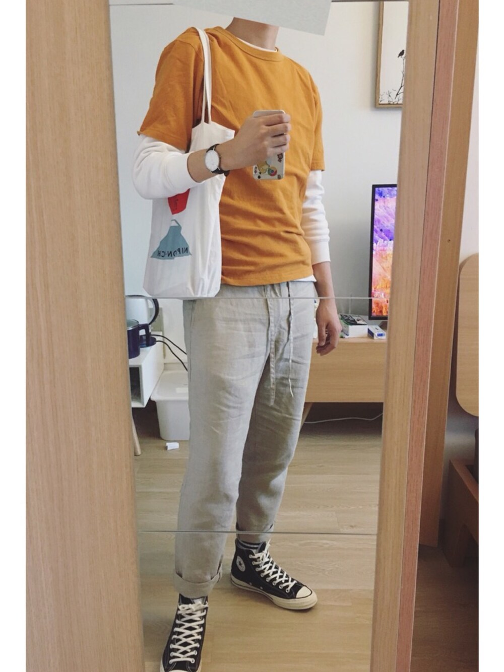 「無印良品のアイテム（チノパンツ、ベージュ系）」を使った、张崎霆さん（メンズ・187cm）の春コーディネートの1枚目の写真