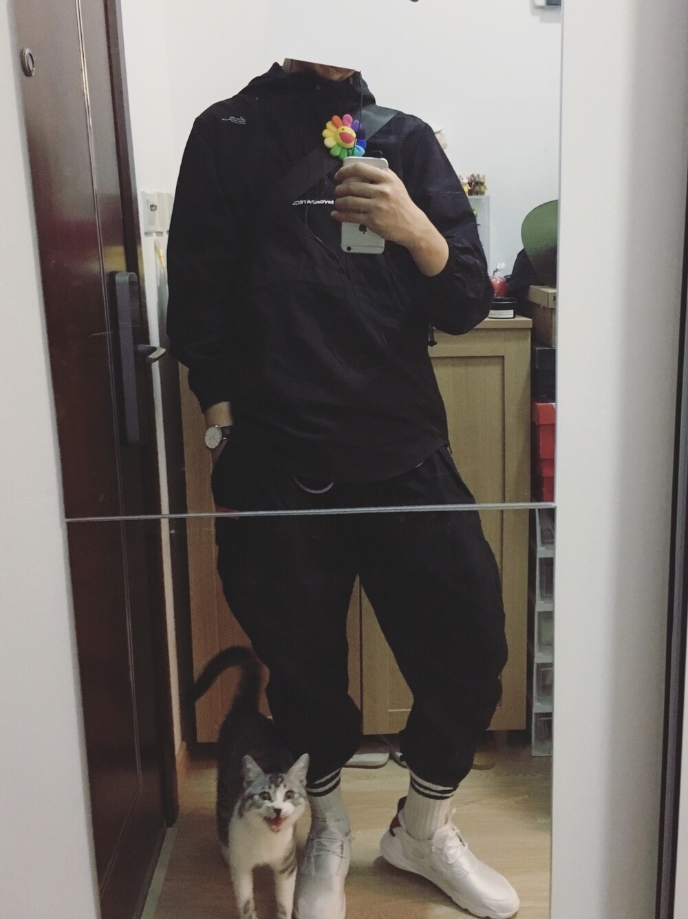 「Reebokのアイテム（スニーカー、ホワイト系）」を使った、张崎霆さん（メンズ・187cm）の秋コーディネートの1枚目の写真