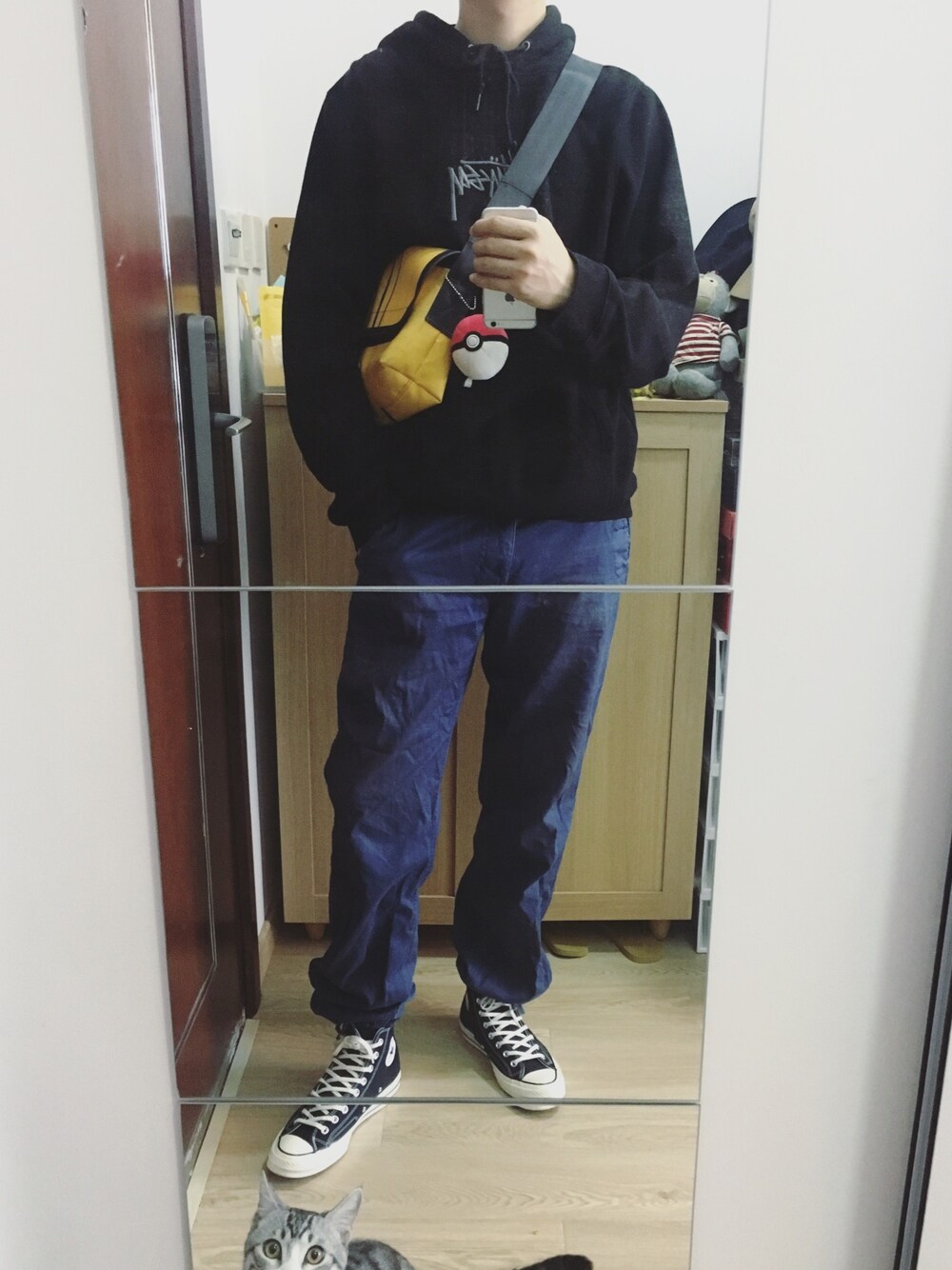 「STUSSYのアイテム（パーカー、ブラック系）」を使った、张崎霆さん（メンズ・187cm）の秋コーディネートの1枚目の写真