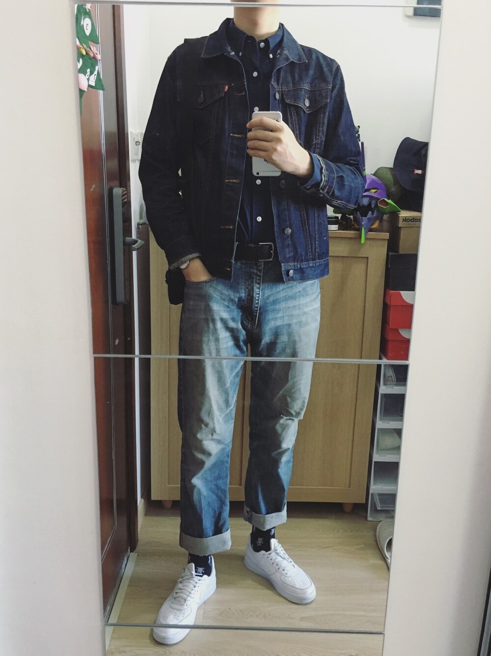 「Levi'sのアイテム（デニムジャケット、ブルー系）」を使った、张崎霆さん（メンズ・187cm）の秋コーディネートの1枚目の写真