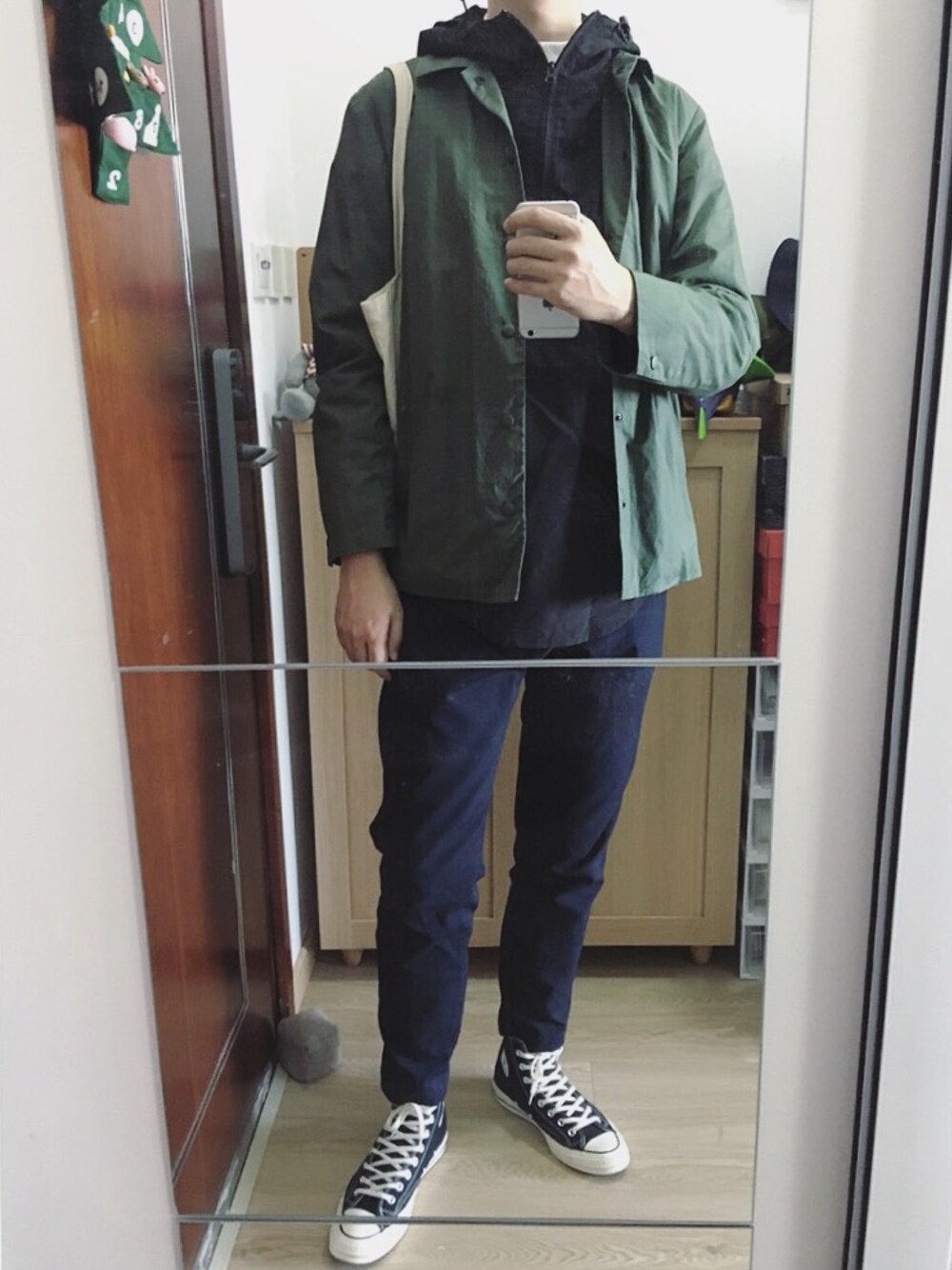 「無印良品のアイテム（ブルゾン、グリーン系）」を使った、张崎霆さん（メンズ・187cm）の秋コーディネートの1枚目の写真