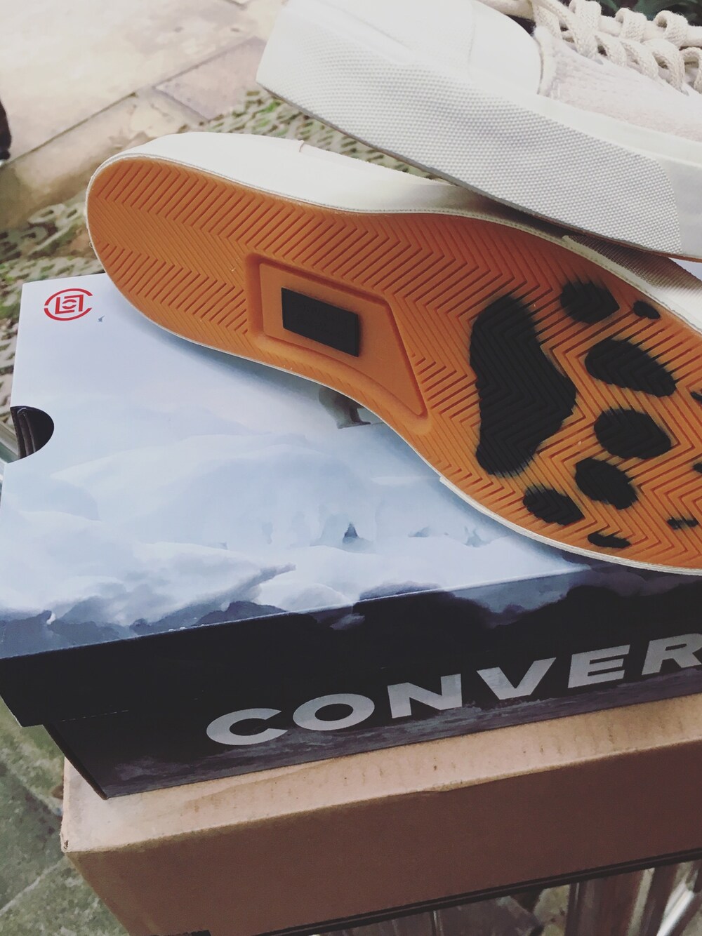 「CONVERSEのアイテム（シューズ、ホワイト系）」を使った、张崎霆さん（メンズ・187cm）の冬コーディネートの1枚目の写真