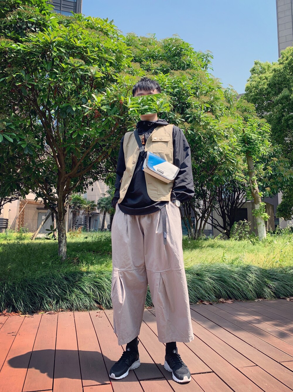 「IDEEのアイテム（チノパンツ、グレー系）」を使った、张崎霆さん（メンズ・187cm）の春コーディネートの1枚目の写真