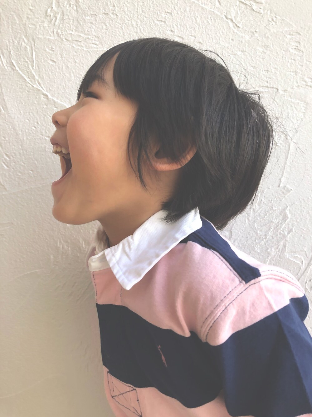 ピンク系のトップスを着用したキッズの春コーディネートの1枚目の写真