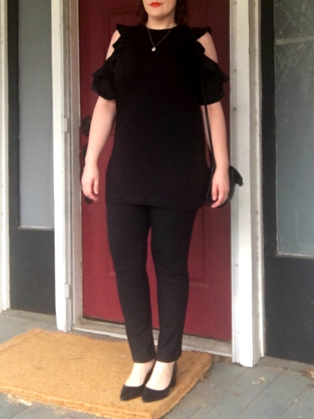 「coldshoulder、ALL BLACK」｜「alexanderwangのAlexander Wang 'Simona' Block Heel Pump (Women)（パンプス、ブラック系）」を使った、mandarkさん（レディース・157cm）の冬コーディネートの1枚目の写真