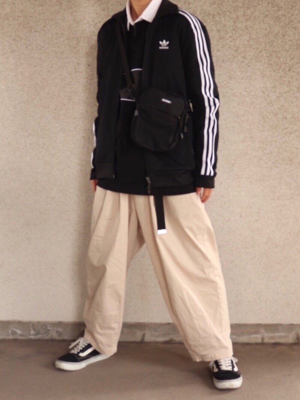 「adidas、ジャージ、チノパン、ガチャベルト、ラガーシャツ、サコッシュ、XLARGE、古着、休日スタイル、ワイドパンツ」｜「XLARGEのPATCHED SHOULDER BAG（ショルダーバッグ、ブラック系）」を使った、さとるさん（メンズ・163cm）の春コーディネートの1枚目の写真