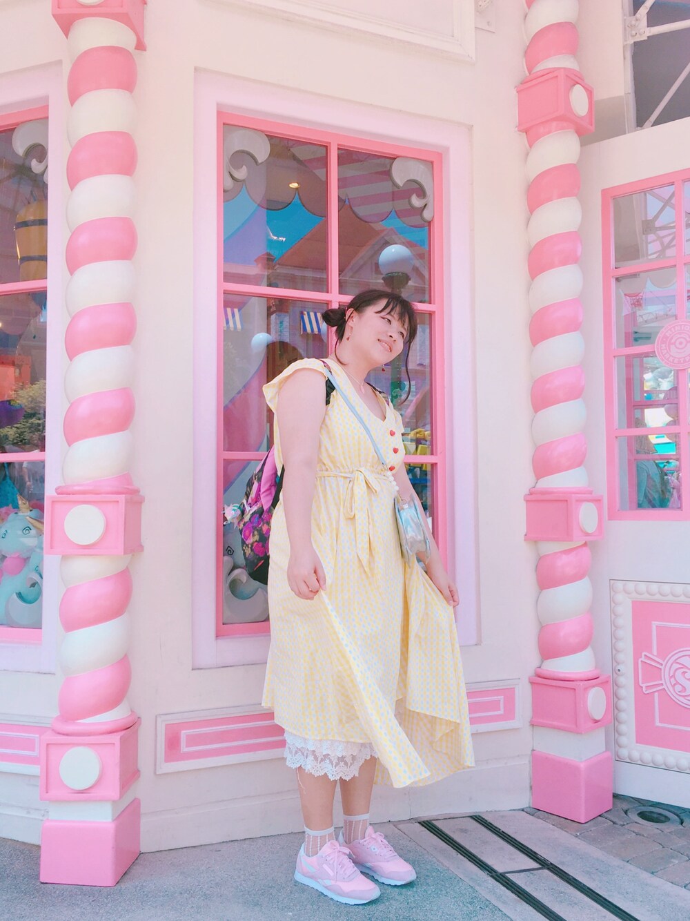 「夏コーデ、ユニバ、ユニバーサルスタジオジャパン、PUNYUS、イエロー、ピンク、ミニオンズ」｜「PUNYUSのギンガムチェックワンピース（ワンピース、イエロー系）」を使った、Cherryさん（レディース・170cm）の夏コーディネートの1枚目の写真