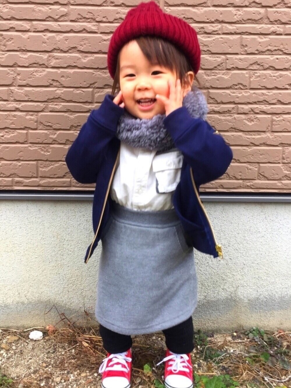 ホワイト系のシャツ/ブラウス、ブルー系のジャケット/アウター、グレー系のスカートを着用したキッズの冬コーディネートの1枚目の写真