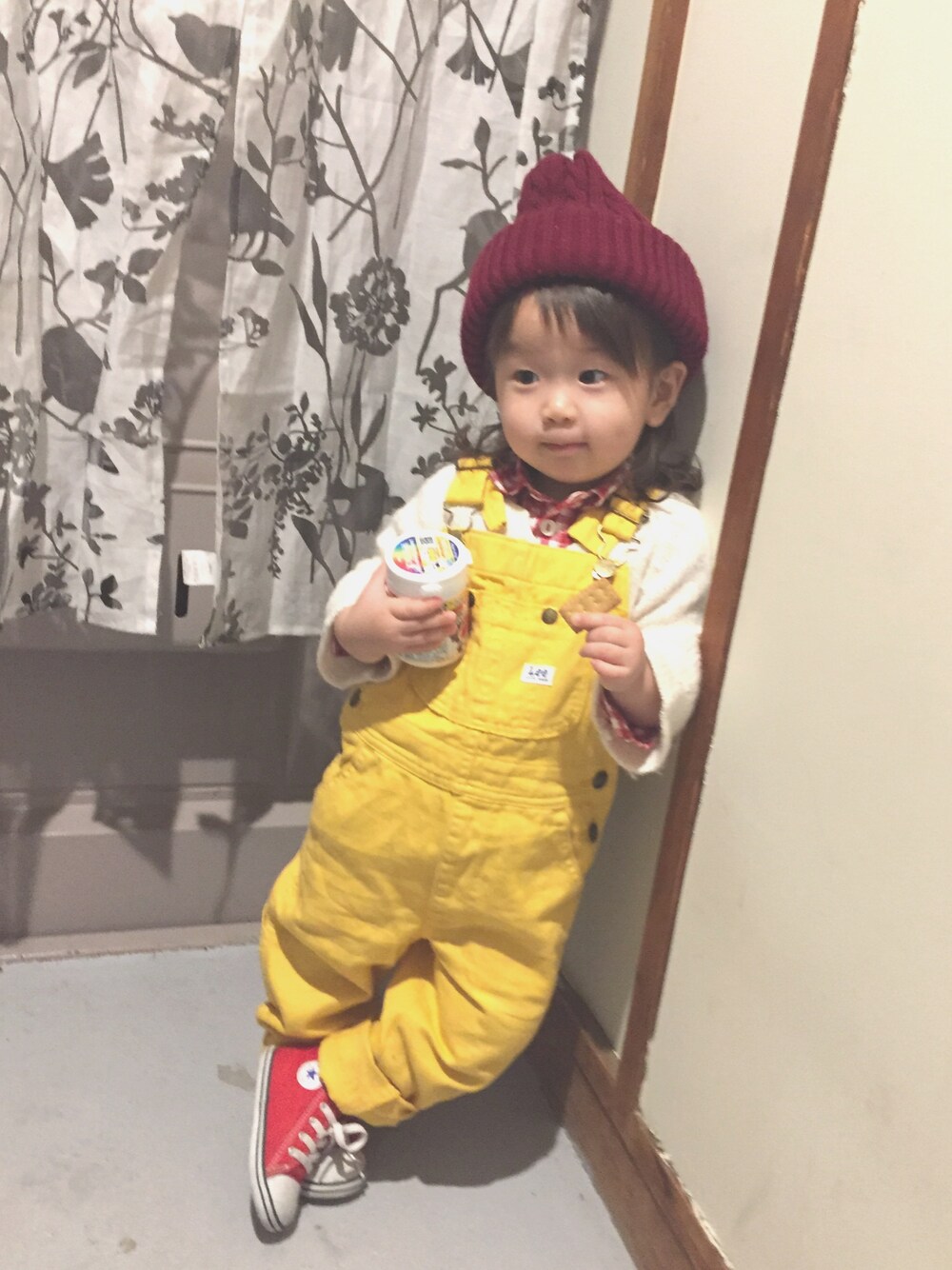 ホワイト系のシャツ/ブラウス、イエロー系のサロペット/オーバーオール、レッド系のスニーカーを着用したキッズの冬コーディネートの1枚目の写真