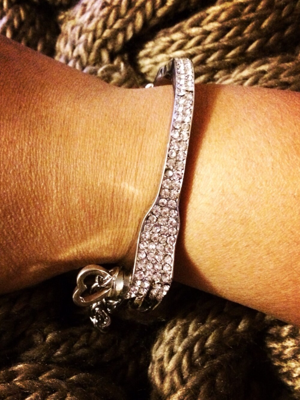 「bracelet、Frugal Finds」｜S.L. Hubbardさん（レディース）の冬コーディネートの1枚目の写真