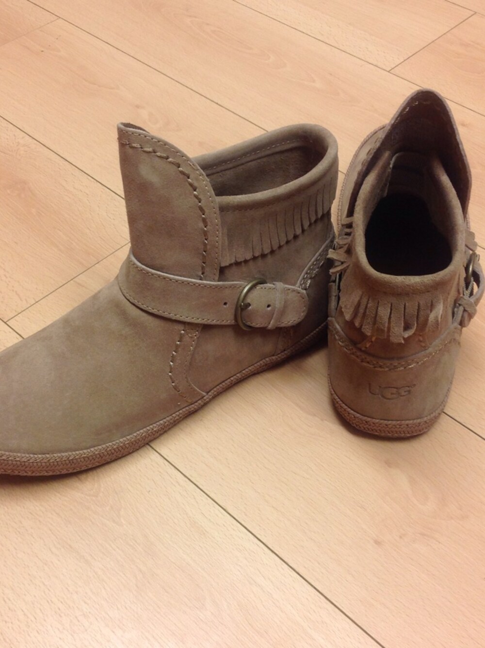 「boots、short、UGG Australia」｜S.L. Hubbardさん（レディース）の春コーディネートの1枚目の写真
