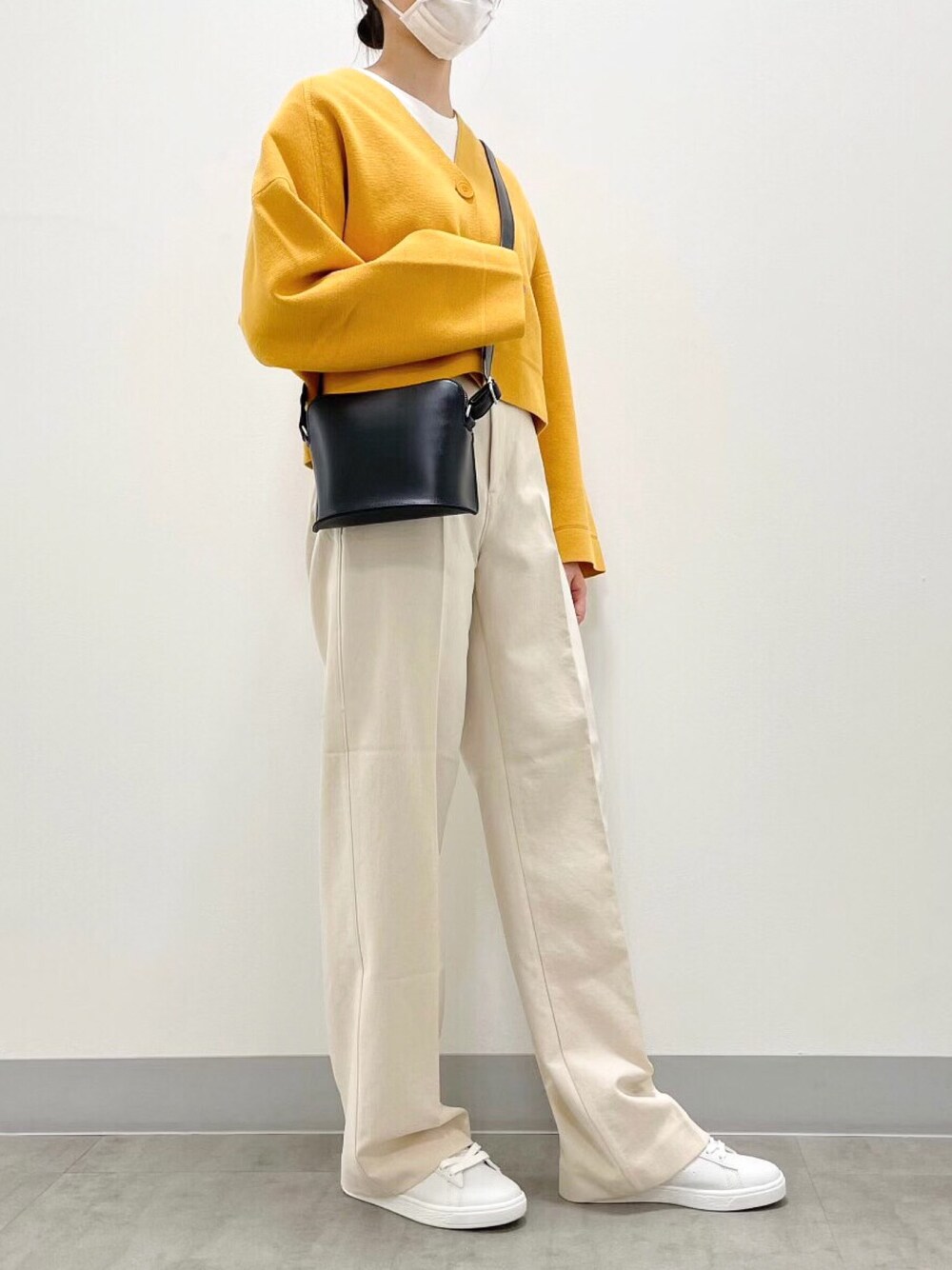 「カジュアルコーデ、シンプルコーデ、春コーデ、パンツスタイル、カーディガン、プチプラ、スニーカーコーデ、スニーカー」｜「UNIQLOのエアリズムコットンオーバーサイズTシャツ（5分袖）（Tシャツ/カットソー、ホワイト系）」を使った、Mocyaさん（レディース・161cm）の冬コーディネートの1枚目の写真