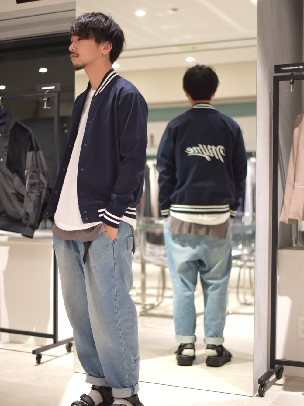 「MYNE」｜「MYneの【MYne】刺繍スタジアムブルゾン/embroidery stadium jumper（スタジャン、ブルー系）」を使った、Makoto Kawabayashiさん（メンズ・175cm）の夏コーディネートの1枚目の写真