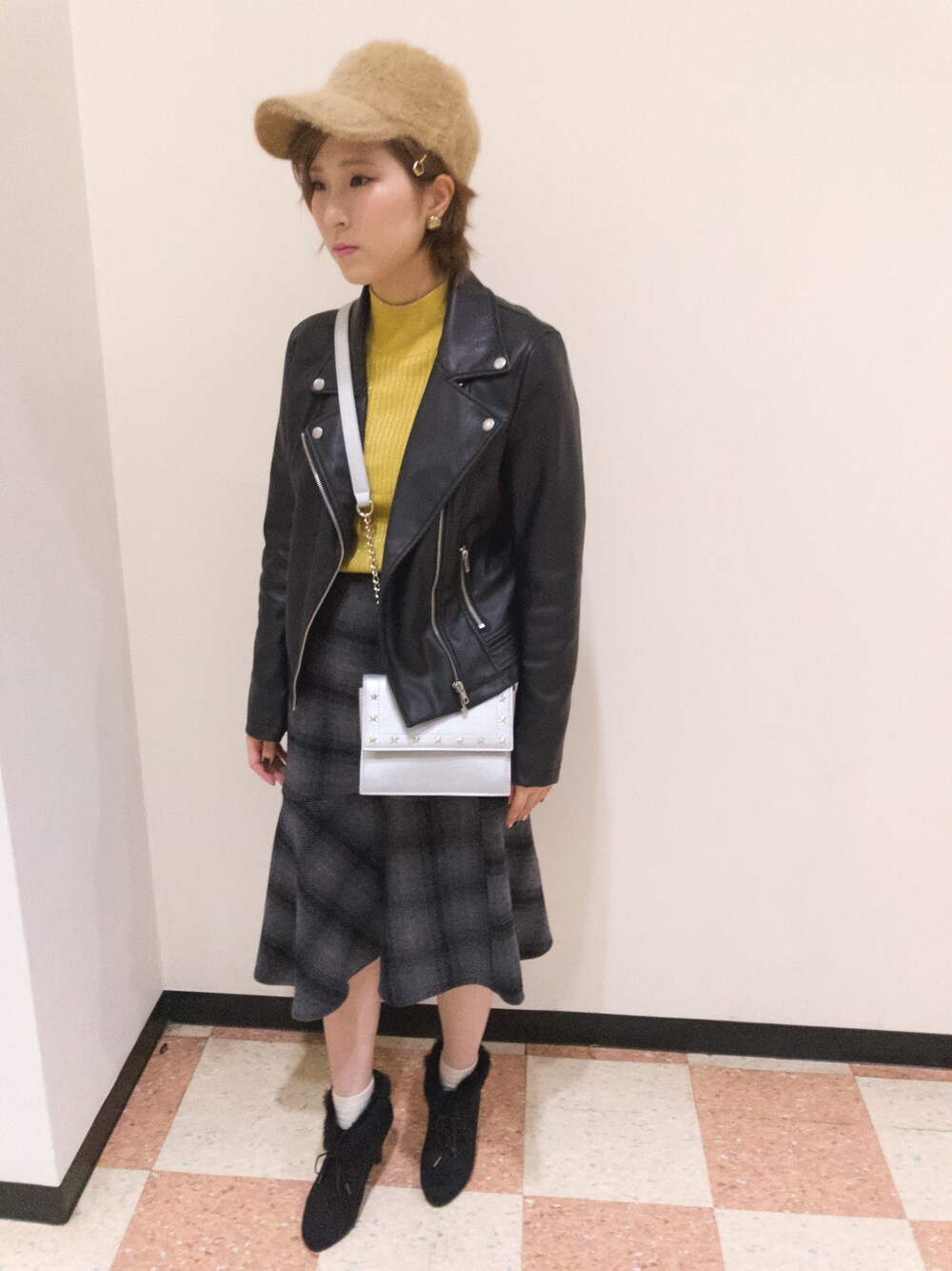 「秋冬、ニット、チェックスカート、もこもこ、キャップ、ライダース、アシンメトリースカート、イエロー、プチプラ、GU」｜「RETRO GIRLのアイテム（ライダースジャケット、ブラック系）」を使った、あいみさん（レディース・158cm）の秋コーディネートの1枚目の写真