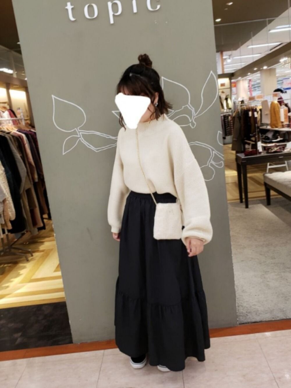 「大人カジュアル、シンプルコーデ、ボリュームスリーブ、ティアードスカート、ゆるコーデ、ゆるシルエット」｜「earth music&ecologyのファーポシェット ●（ショルダーバッグ、ホワイト系）」を使った、kananaさん（レディース・157cm）の秋コーディネートの1枚目の写真