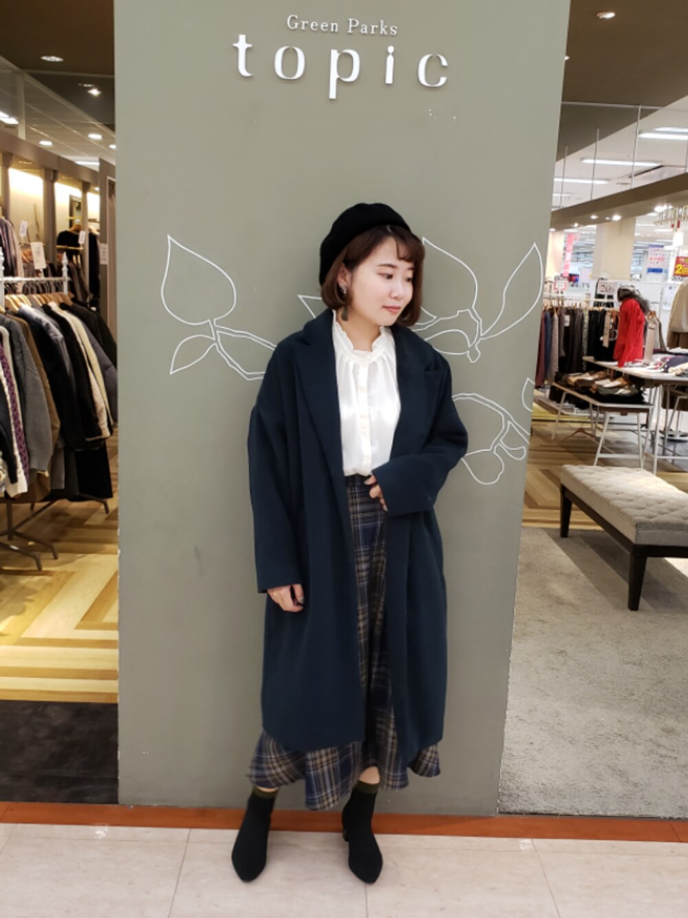 「冬コーデ、チェック、モスグリーン、ベレー帽、ショートブーツ、ニットブーツ、グッドガール、スタンドカラー、チェスターコート、カジュアルコーデ」｜「Green　Parksの・襟タック7分袖ブラウス（シャツ/ブラウス、ホワイト系）」を使った、kananaさん（レディース・157cm）の冬コーディネートの1枚目の写真