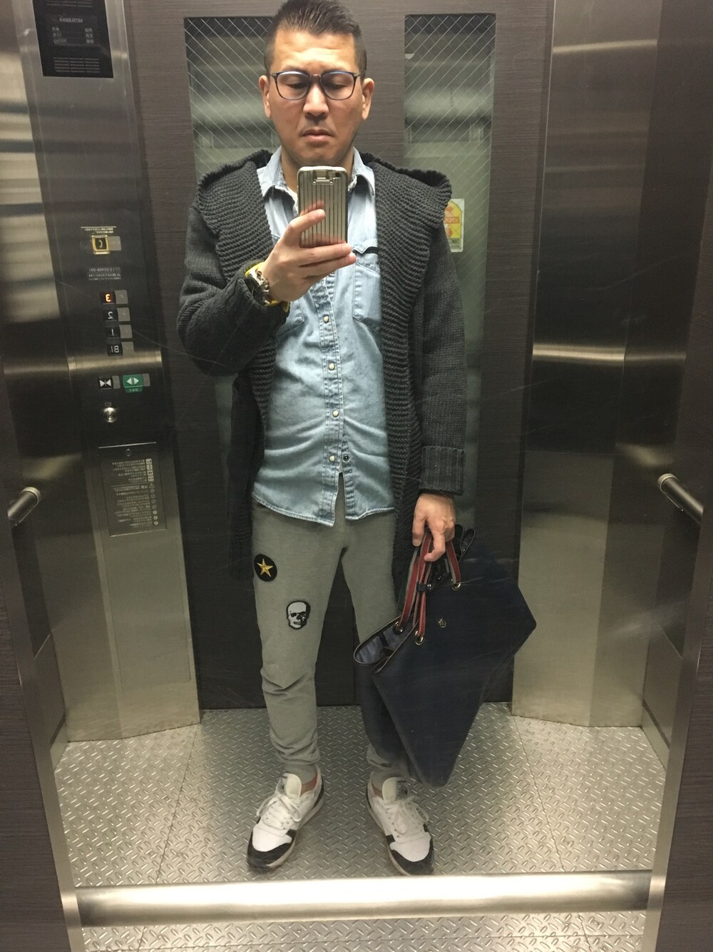 「GAPのアイテム（シャツ/ブラウス、ブルー系）」を使った、いち。さん（メンズ・173cm）の春コーディネートの1枚目の写真