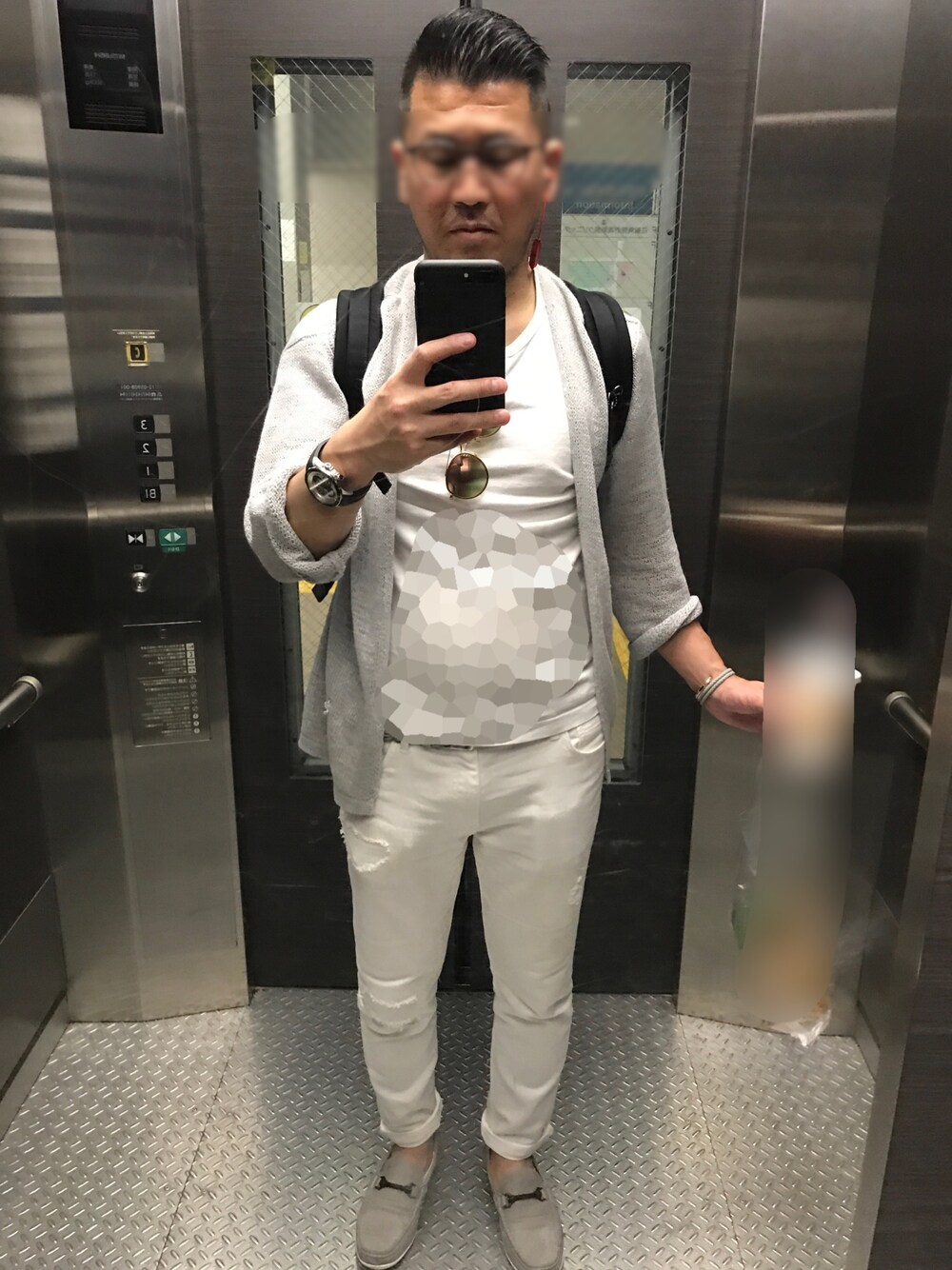 「AZUL by moussyのアイテム（ニット/セーター、グレー系）」を使った、いち。さん（メンズ・173cm）の夏コーディネートの1枚目の写真