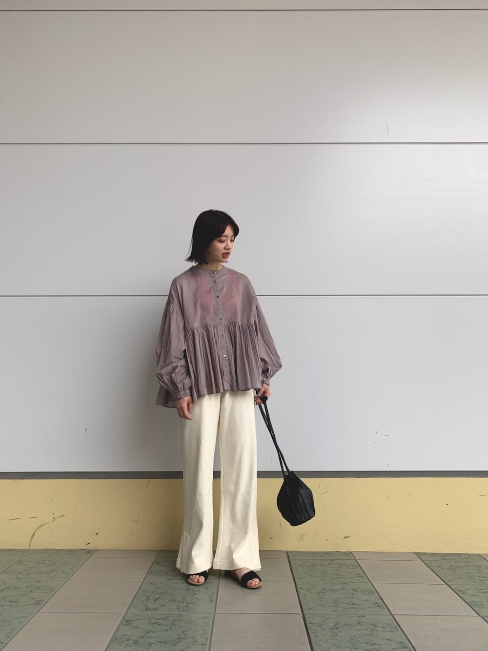 「春、今日のコーデ、パンツスタイル、リラックス」｜「URBAN RESEARCH DOORSのアイテム（シャツ/ブラウス、ピンク系）」を使った、nanamiさん（レディース・157cm）の春コーディネートの1枚目の写真