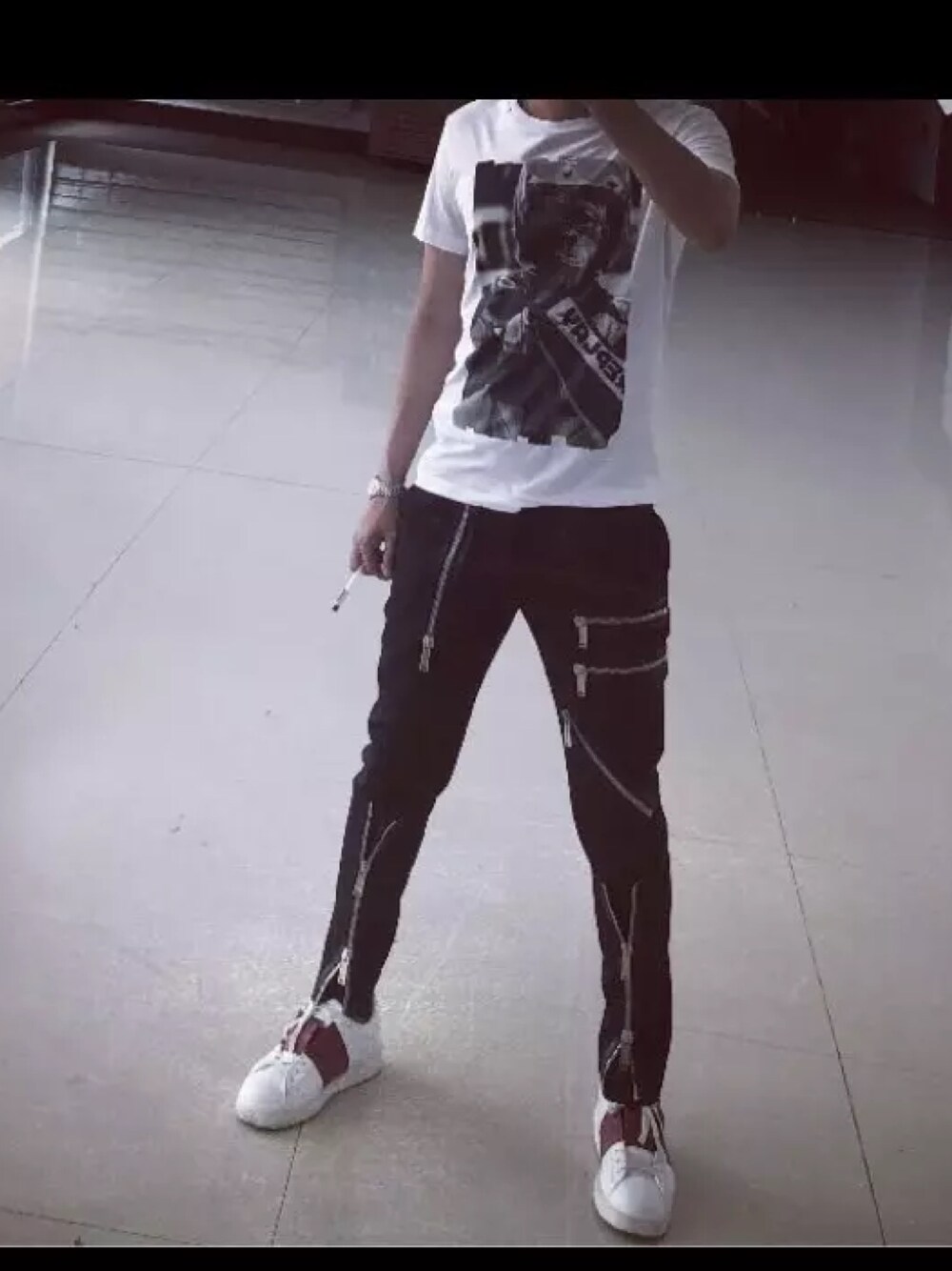 「春」｜「REPLAYのアイテム（Tシャツ/カットソー、ホワイト系）」を使った、MR.HYさん（メンズ・176cm）の春コーディネートの1枚目の写真