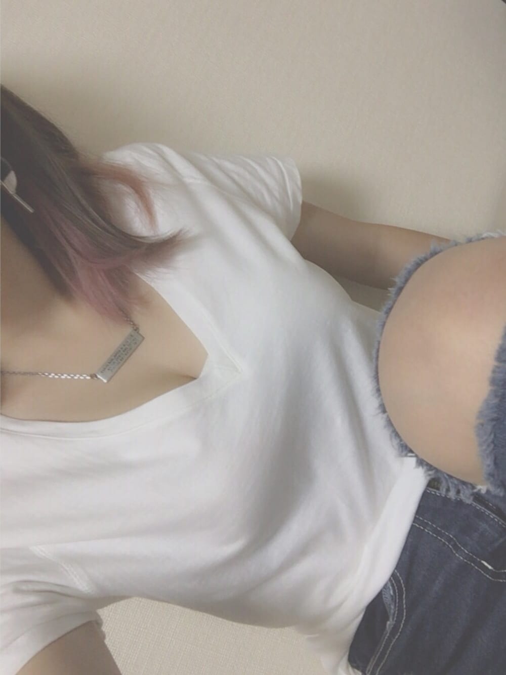 「EVRIS 、クラッシュデニム、Tシャツ、カジュアル、ドラフトエヴリス、はるコーデ、ホワイト、ラクチンコーデ」｜「AZUL by moussyのｵｰｶﾞﾆｯｸｺｯﾄﾝVﾈｯｸ半袖PO（Tシャツ/カットソー、ホワイト系）」を使った、Naさん（レディース・149cm）の春コーディネートの1枚目の写真