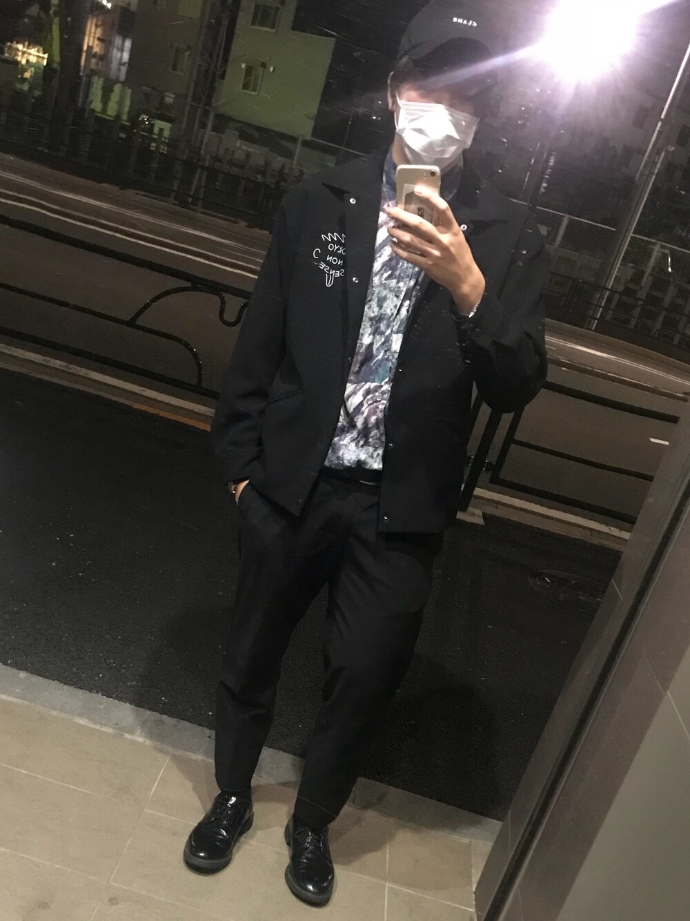 「春、シンプルコーデ、柄シャツ、大人カジュアル、大学生、古着MIX、CLANE、ブラック、古着、黒コーデ」｜「CLANEの☆WEB限定☆【CLANE HOMME/クラネ オム】 ロゴCAP（キャップ、ブラック系）」を使った、Soさん（メンズ・181cm）の春コーディネートの1枚目の写真