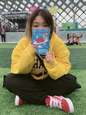 「电商のアイテム（パーカー、イエロー系）」を使った、忷弟_钟w倪さんの春コーディネート
