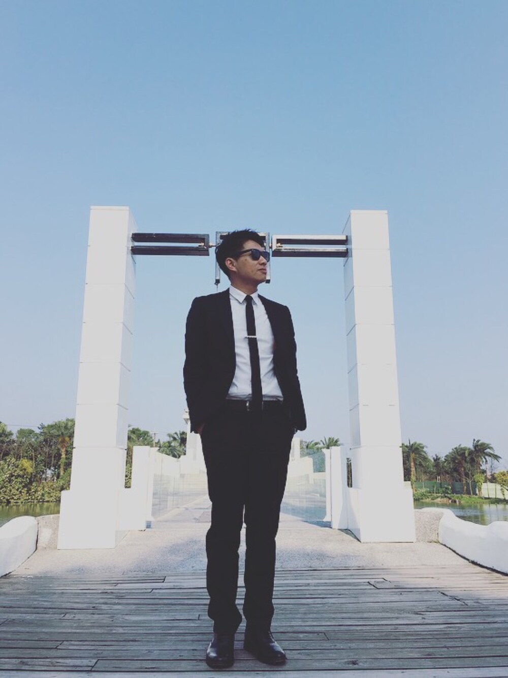 「outfit、Suit、Taiwan、yilan」｜「COLE HAANのアイテム（シューズ、ブラック系）」を使った、張さん（メンズ・173cm）の春コーディネートの1枚目の写真