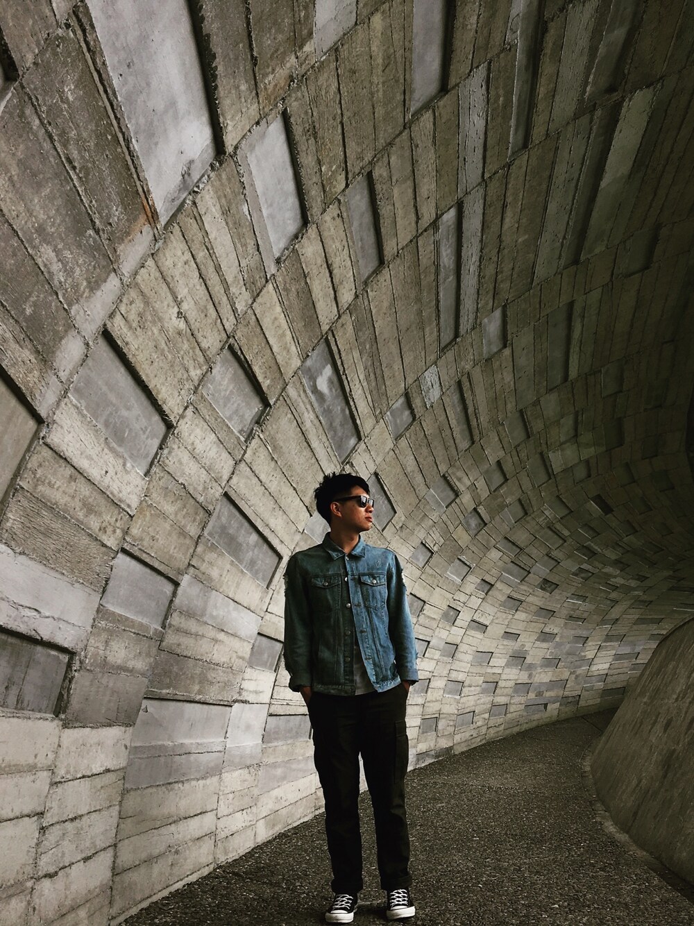「outfit、denim、sneakers、streetstyle、Taiwan」｜「vastのアイテム（デニムジャケット、ブルー系）」を使った、張さん（メンズ・173cm）の春コーディネートの1枚目の写真