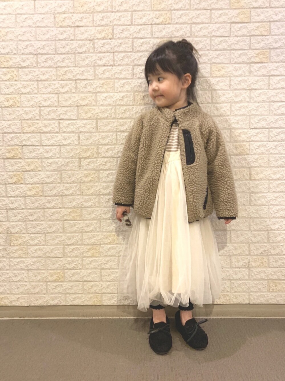 「冬アウター着回しチャレンジ、チュールワンピ、monmimi、モカシン」｜「FREAK'S STOREのWEB限定 KIDS ボアフリースジャケット（ブルゾン、ベージュ系）」を使った、sk_0914さん（キッズ・100cm）の冬コーディネートの1枚目の写真