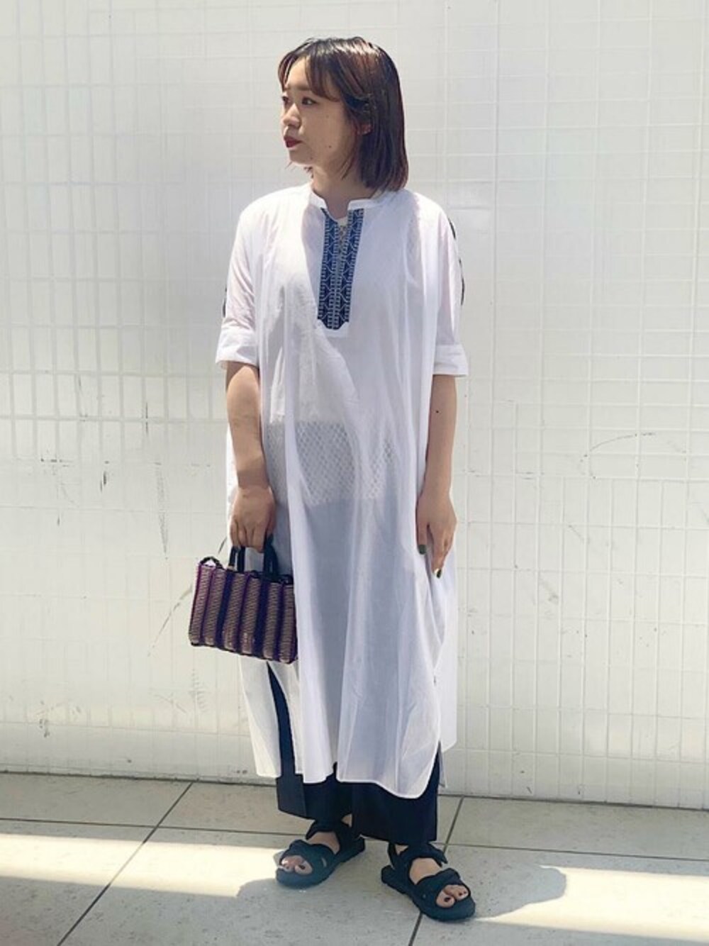 「SHIPS、SHAKA」｜「SHIPSのエンブロイダリーカフタンワンピース（ワンピース、ホワイト系）」を使った、下村さん（レディース・154cm）の夏コーディネートの1枚目の写真