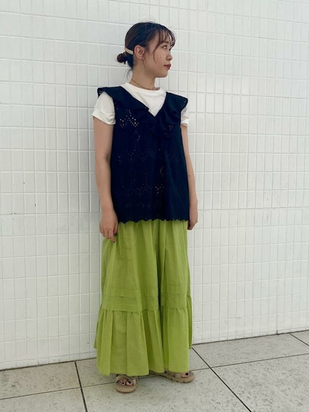 「SHIPS、SHIPS for women、SHAKA」｜「SHIPSの〈手洗い可能〉レースフリルVネックノースリーブブラウス◇（シャツ/ブラウス、ブラック系）」を使った、下村さん（レディース・154cm）の夏コーディネートの1枚目の写真