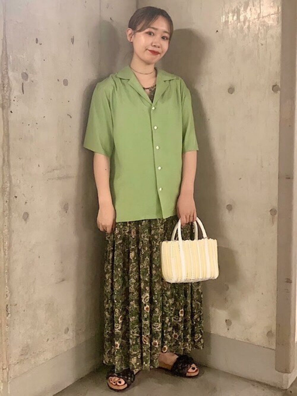 「SHIPS、SHIPS for women」｜「SHIPSの〈手洗い可能〉オープンカラーシャツ◇（シャツ/ブラウス、グリーン系）」を使った、下村さん（レディース・154cm）の夏コーディネートの1枚目の写真