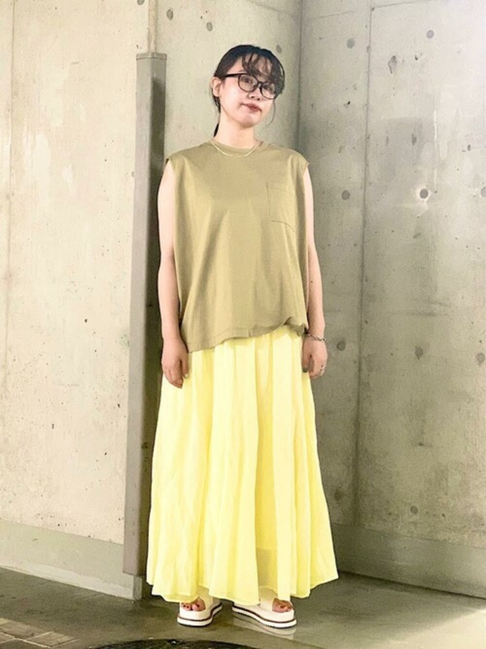 「SHIPS、SHIPS for women」｜「SHIPSのオーガニックコットンポケットノースリーブプルオーバー◆（Tシャツ/カットソー、グリーン系）」を使った、下村さん（レディース・154cm）の夏コーディネートの1枚目の写真