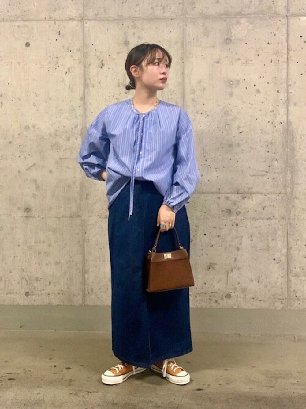 「converse、デニムスカート、SHIPS、プリーツスカート、SHIPS for women、ALL STAR、シャツブラウス、Carol.J、bit blue、PHILIPPE AUDIBERT」｜「SHIPSのコットン2WAYボリュームブラウス◆（シャツ/ブラウス、ブルー系）」を使った、下村さん（レディース・154cm）の秋コーディネートの1枚目の写真