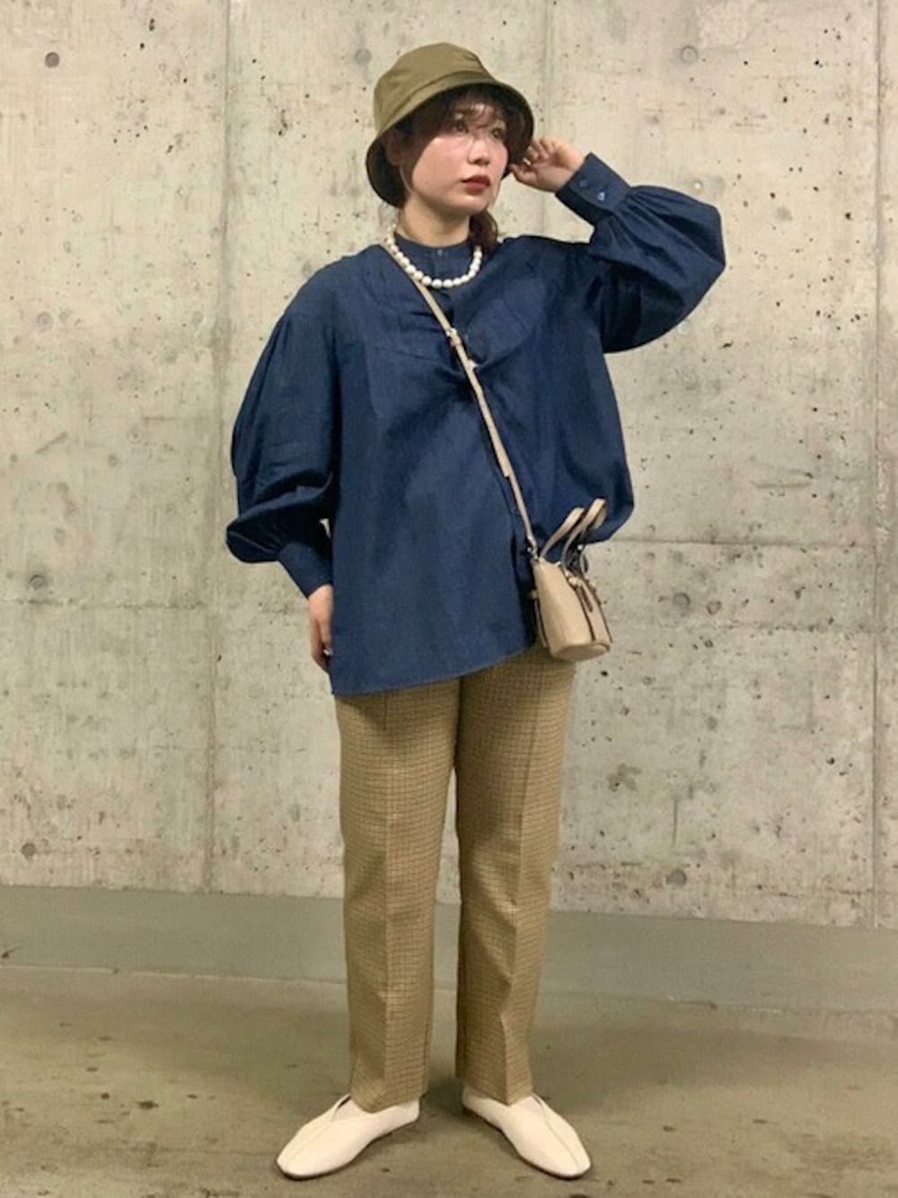 「デニムシャツ、チェックパンツ、SHIPS、パールネックレス、SHIPS for women、チャイナシューズ、秋コーデ、Carol.J、ガンクラブチェック、MIRKO BERTOLA」｜「SHIPSのMIRKO BERTOLA:切替ピンタックシャツ（シャツ/ブラウス、ブルー系）」を使った、下村さん（レディース・154cm）の秋コーディネートの1枚目の写真