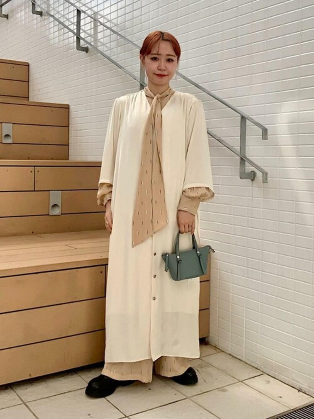 「SHIPS、SHIPS for women、GIANNI NOTARO、venit」｜「SHIPSのWai+:ルーズワンピース◆（ワンピース、ベージュ系）」を使った、下村さん（レディース・154cm）の秋コーディネートの1枚目の写真