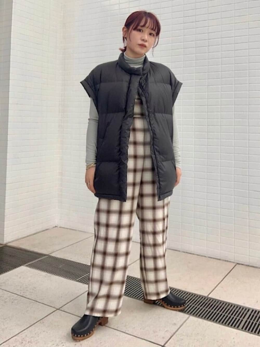 「SHIPS、SHIPS for women、BOSABO、odub、doson」｜「Odubの【SHIPS別注】Odub:オーバーサイズダウンベスト◆（ダウンベスト、ブラック系）」を使った、下村さん（レディース・154cm）の秋コーディネートの1枚目の写真