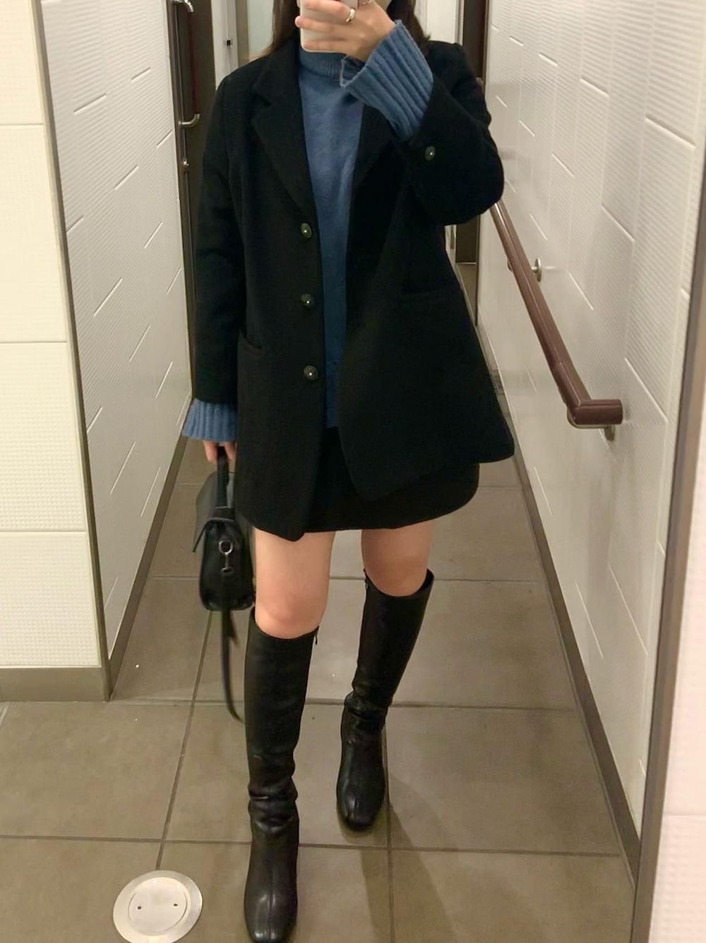 「くすみブルー、冬コーデ、大人かわいい、ニットコーデ、ootd、ロングブーツ、ミニスカート」｜「GRLのアイテム（バッグ、ブラック系）」を使った、CHIKAさん（レディース・156cm）の秋コーディネートの1枚目の写真
