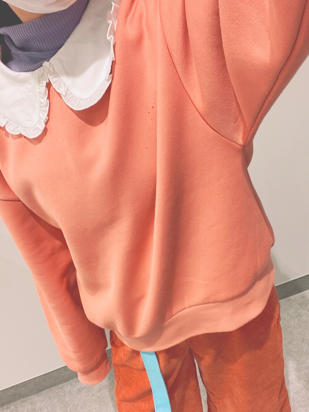 「単色、オレンジ、トレーナー、コーデュロイパンツ、タートルネック」｜「GUのアイテム（スウェット、オレンジ系）」を使った、pch記録用さん（レディース・159cm）の冬コーディネートの1枚目の写真
