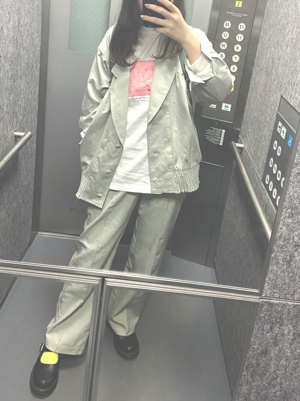 「パンツスタイル、フレアパンツ、ギンガムチェック、ギンガムチェックパンツ、古着、ロングTシャツ」｜「古着のアイテム（テーラードジャケット、グリーン系）」を使った、pch記録用さん（レディース・160cm）の春コーディネートの1枚目の写真