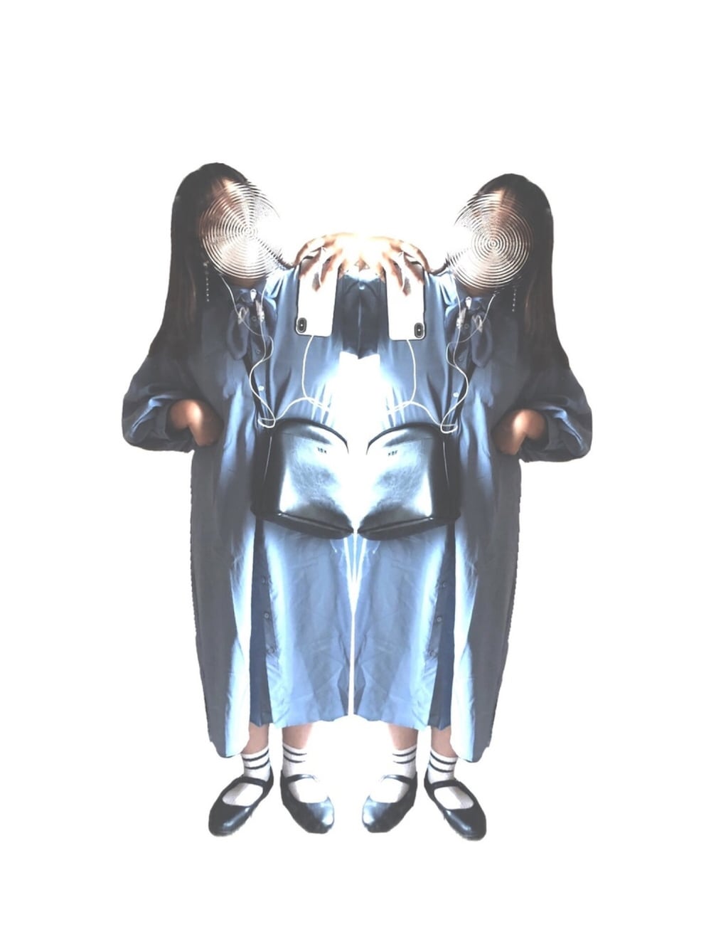 ブラック系のショルダーバッグ、ブラック系のバレエシューズ、ブルー系のワンピース/ドレスを着用したレディースの秋コーディネートの1枚目の写真