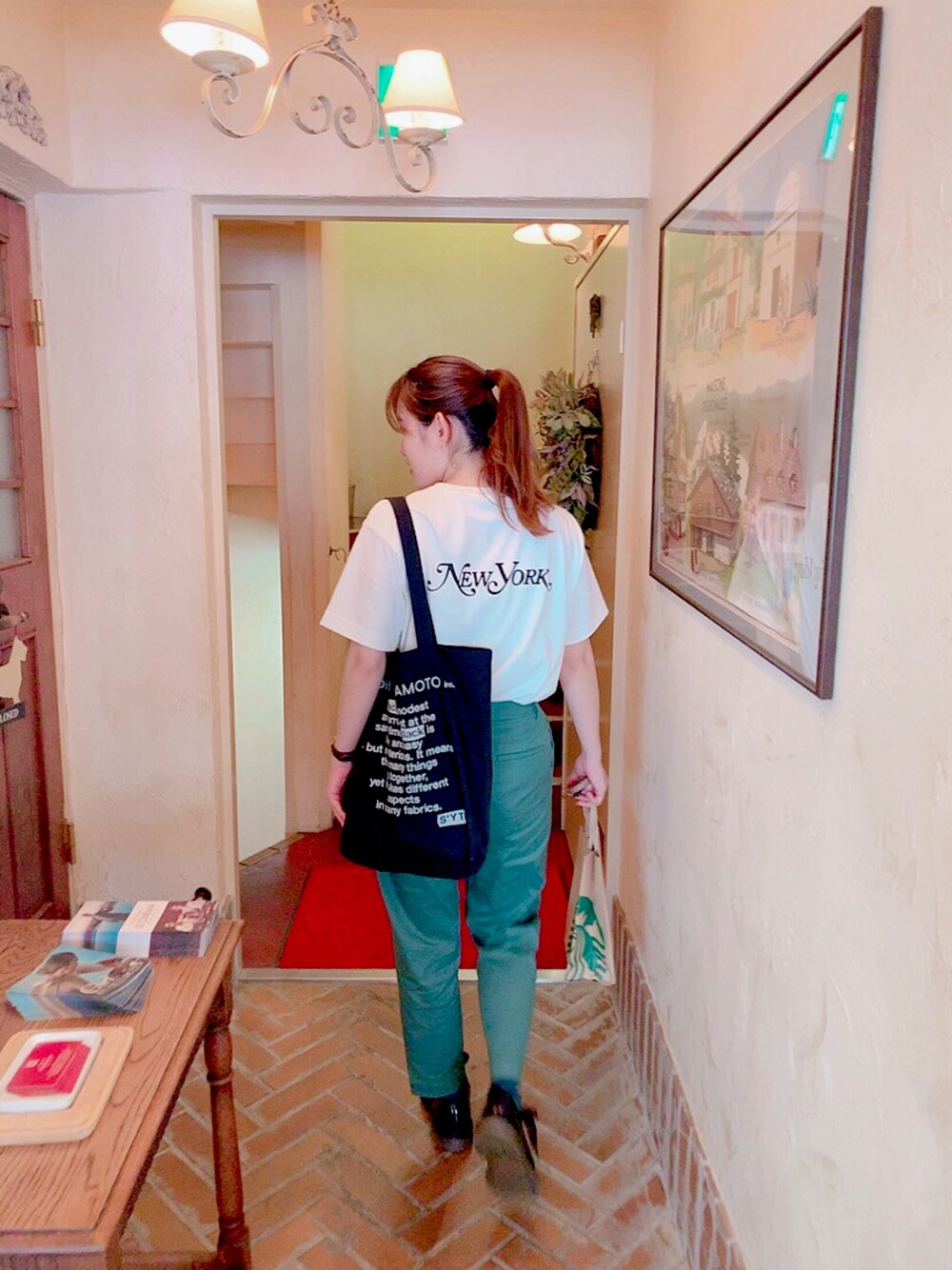 「シンプルコーデ、Tシャツ、黒、トートバッグ、夏コーデ」｜「MARC JACOBSのTHE LOGO TSHIRT/ザ ロゴ Tシャツ（Tシャツ/カットソー、ホワイト系）」を使った、美玲さん（レディース・162cm）の夏コーディネートの1枚目の写真